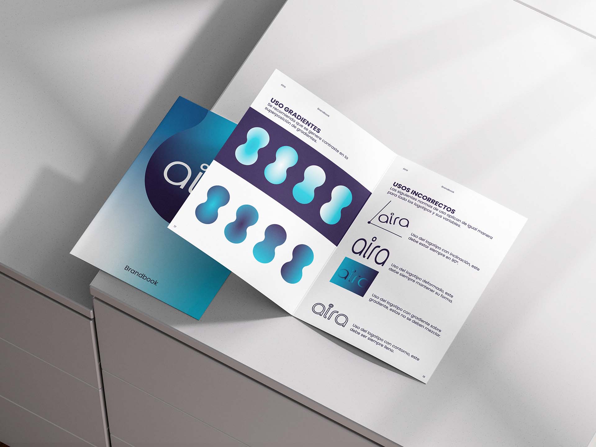 Folletos informativos de Aira en tonos azules