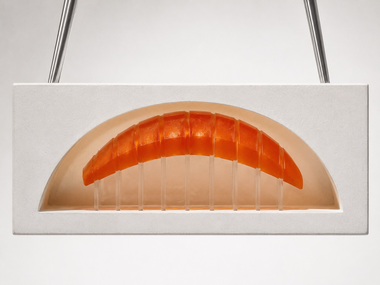 Detalle de la pieza de Jiro Ono en resina naranja translúcida y acrílico
